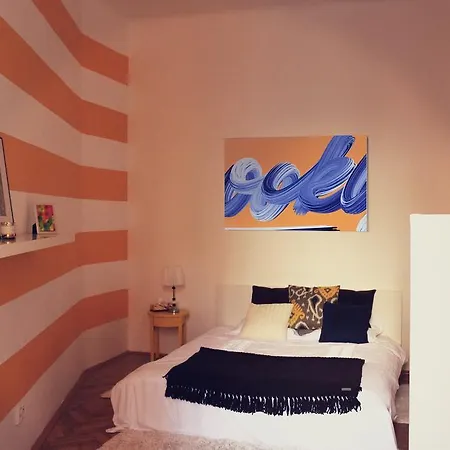 Charming Apt W Balcony Old Town Apartman