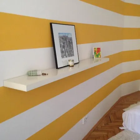 Charming Apt W Balcony Old Town Apartment *