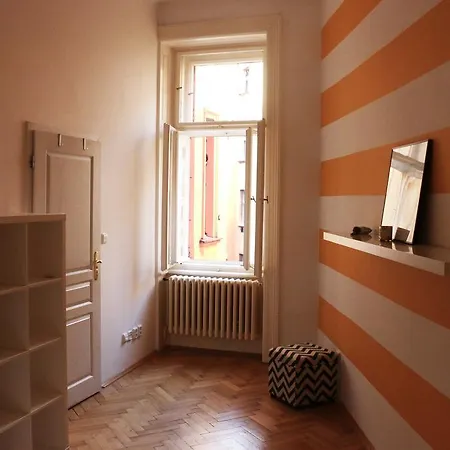 Charming Apt W Balcony Old Town